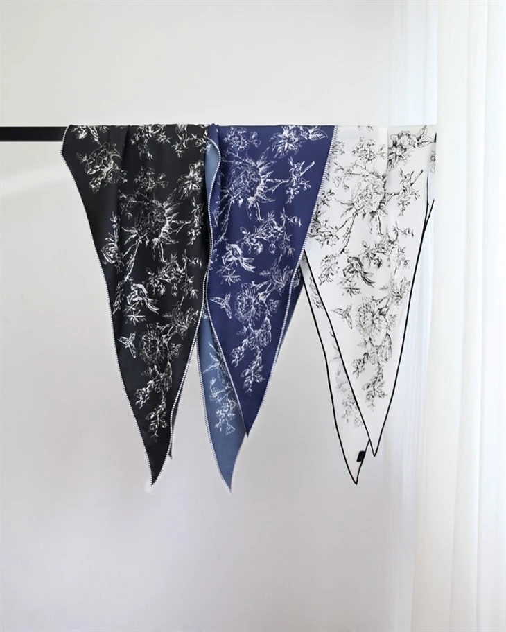 Faisean Saincheaptha Diamond-Shaped Mulberry Silk Scarf